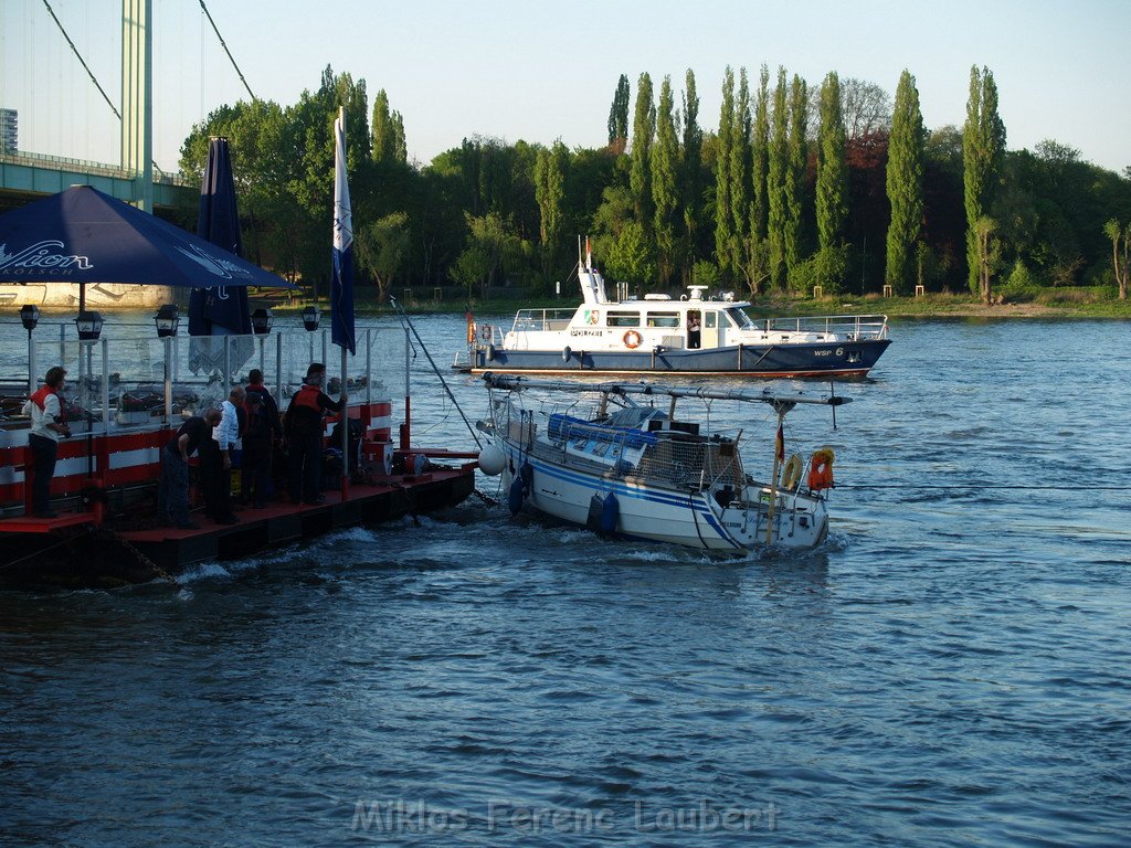 Motor Segelboot mit Motorschaden trieb gegen Alte Liebe bei Koeln Rodenkirchen P157.JPG
